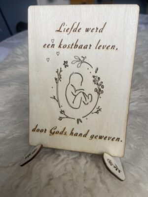 Houten bordje Liefde werd een kostbaar leven